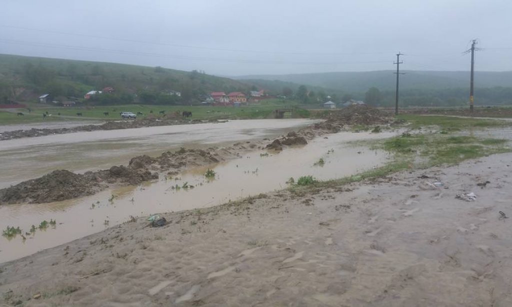 Inundații în Moldova. Zeci de oameni, evacuați din calea apelor. Mii de locuințe au rămas fără curent electric