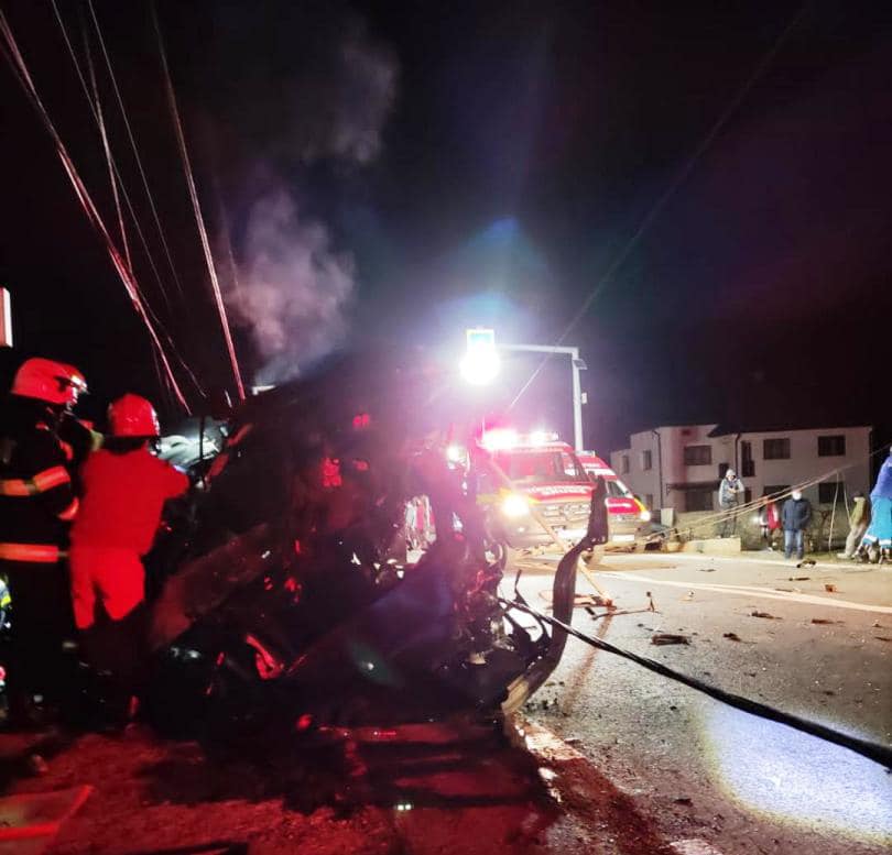 Cine erau cei doi polițiști care au murit în accidentul de la Târgu Lăpuș: „Le-au fost dragi mașinile. Băieți foarte faini”. Mașina lor s-a rupt în două