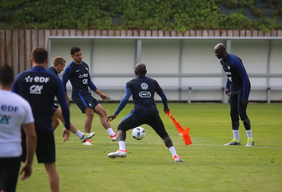 Francezii nu se tem de români. Didier Deschamps vrea să-l bage în sperieți pe Iordănescu și pune pe internet imagini video cu scheme de joc
