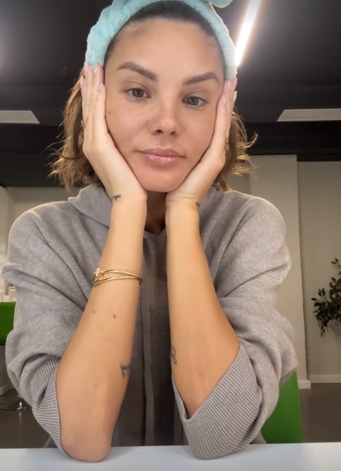 Imagini cu Ramona Olaru în tinerețe, când nu era celebră. Avea părul brunet și purta ochelari de vedere