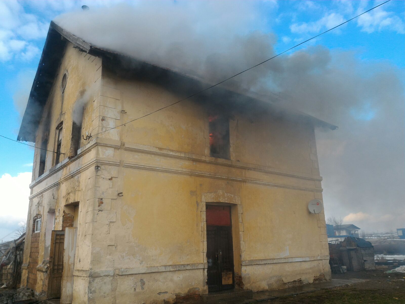 O mamă şi copilul ei au suferit arsuri grave într-un incendiu în judeţul Braşov. Femeia, care a încercat să-și salveze copilul din flăcări, a murit la spital/ FOTO