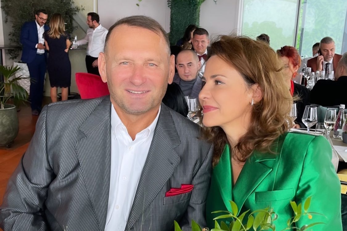 Cum au apărut Adina Alberts și Viorel Cataramă la petrecerea de Anul Nou. Soția omului de afaceri a îmbrăcat o rochie strălucitoare