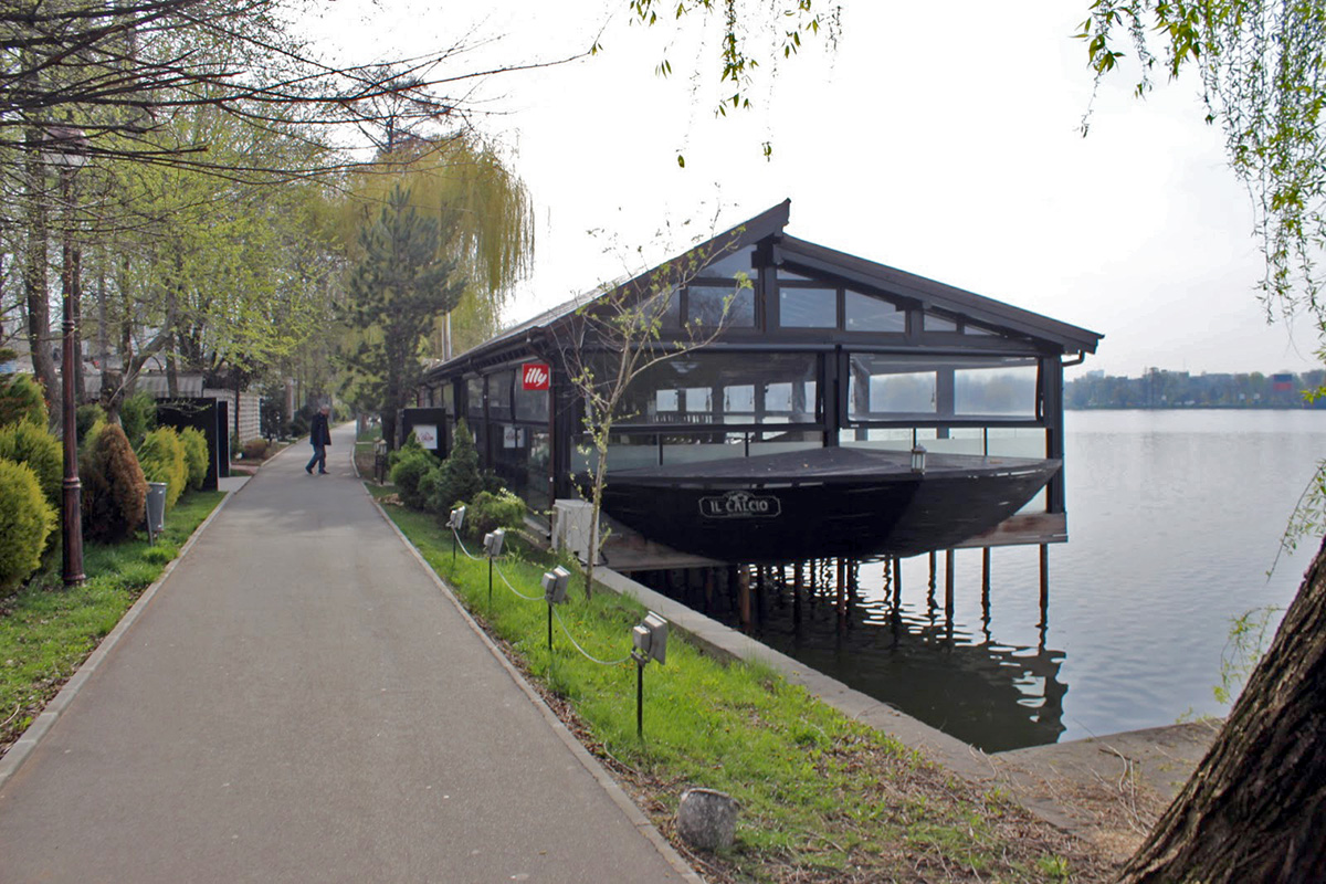 Bâlciul Herăstrău. Cel mai mare parc din București are 43 de cârciumi pe 110 hectare. În Paris, Bois de Boulogne se întinde pe 845 de hectare și are 2 cafenele şi 2 restaurante