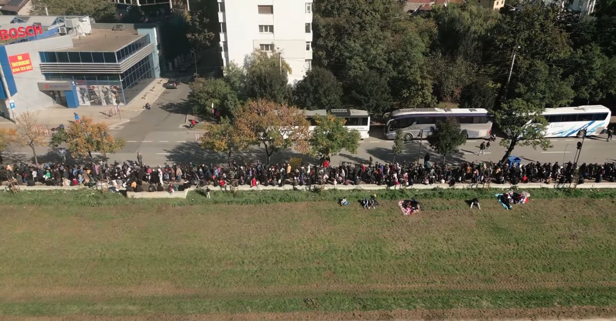 Imagini cu mii de pelerini care stau la coadă la moaștele Sfintei Parascheva, filmate cu drona