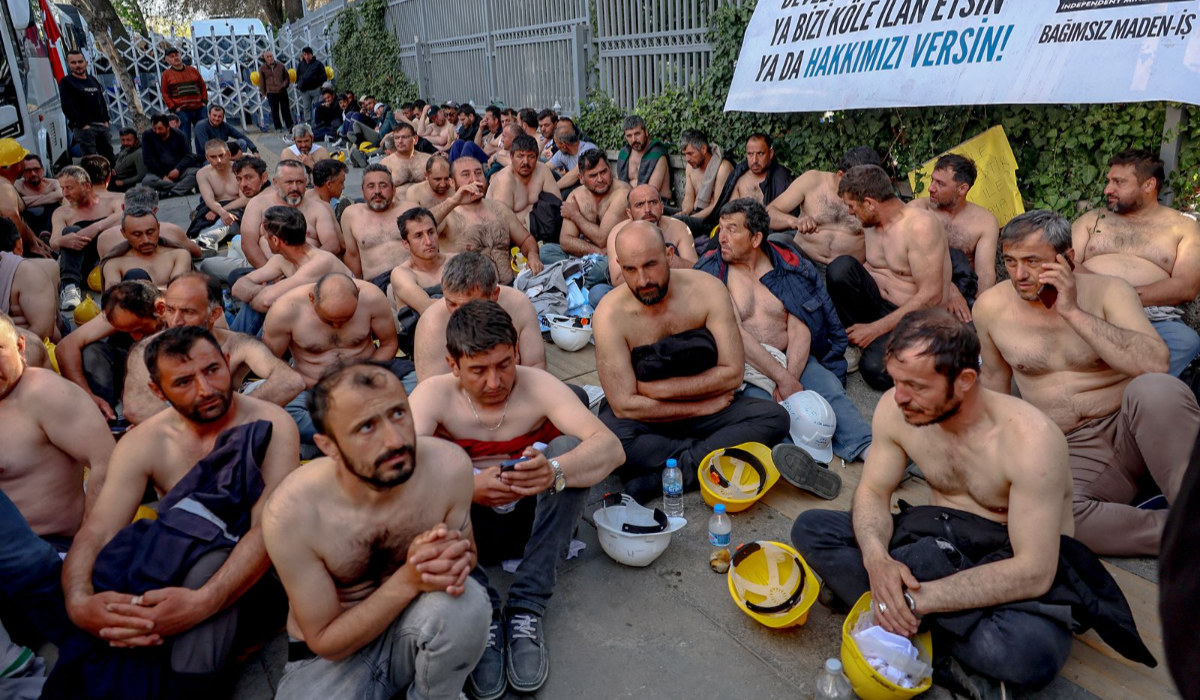 Peste 100 de mineri protestează la bustul gol și cer ca salariile să le fie plătite de urgență în Turcia