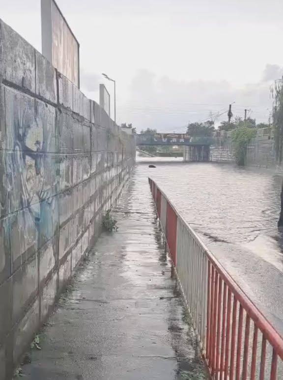 Ploi, vijelii devastatoare și inundații în țară: vremea extremă a măturat România