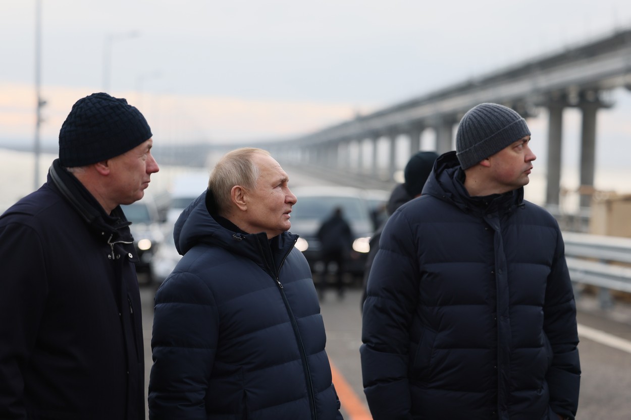 VIDEO | Putin a condus pe podul din Crimeea, redeschis pentru traficul rutier după explozia din octombrie