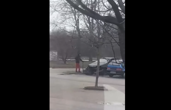 Illegális autóbontó lett az egyik fővárosi bevásárlóközpont parkolójából – videó