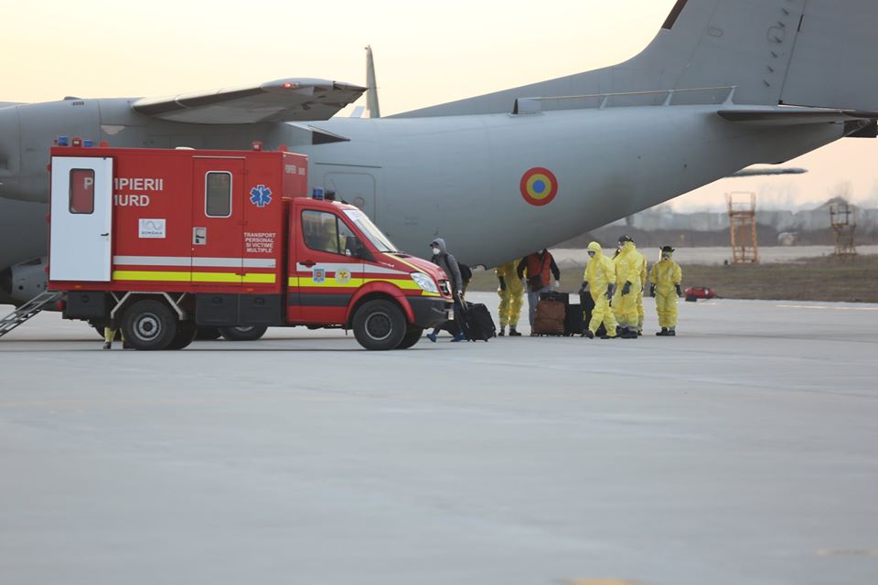 Cum arată avionul militar amenajat pentru a-i aduce în țară pe românii de pe Diamond Princess