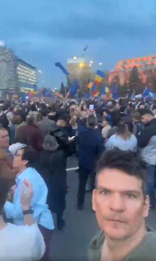 Tudor Chirilă a fost la Mitingul EuRo din Piața Victoriei. Ce a transmis artistul, care s-a plimbat printre manifestanți: „Ăștia, săracii, au venit pe banii lor”