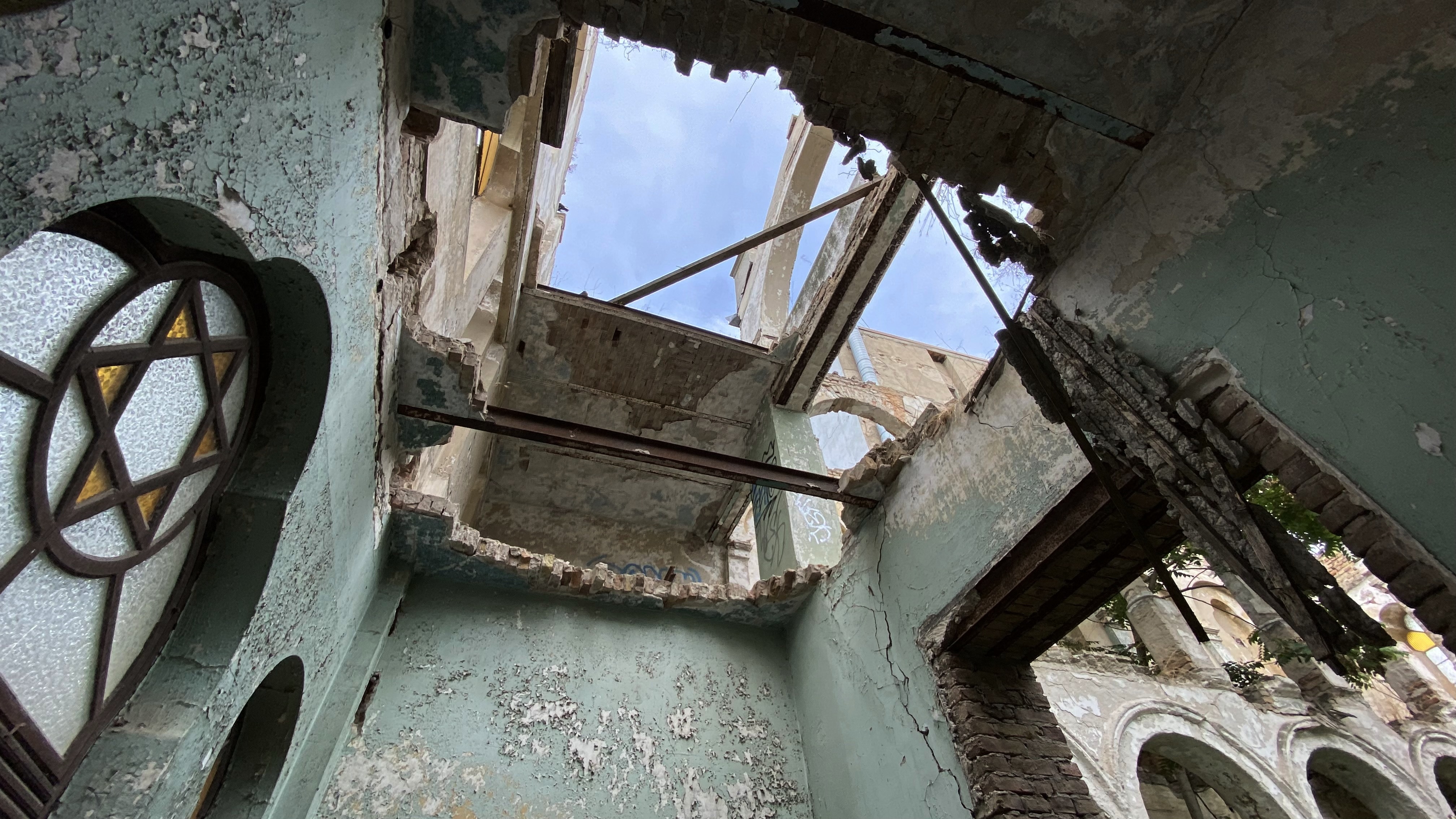 Sinagoga din Constanța, ruina de la malul mării. Clădirea comunității evreiești e în pericol de prăbușire, dar urmează să fie readusă la viață cu două milioane de euro