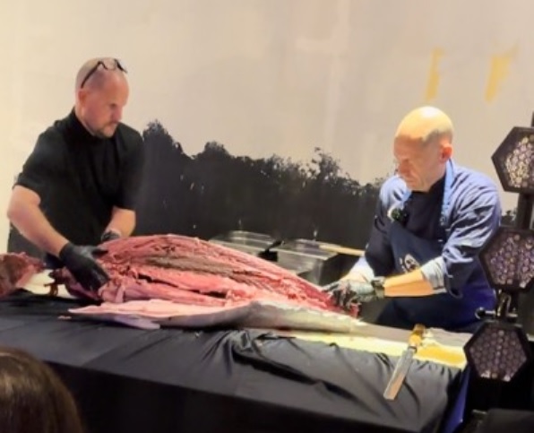 Elképesztő látványosság: a vendégek szeme láttára bontottak fel egy 700 ezres tonhalat egy belvárosi étteremben - videó