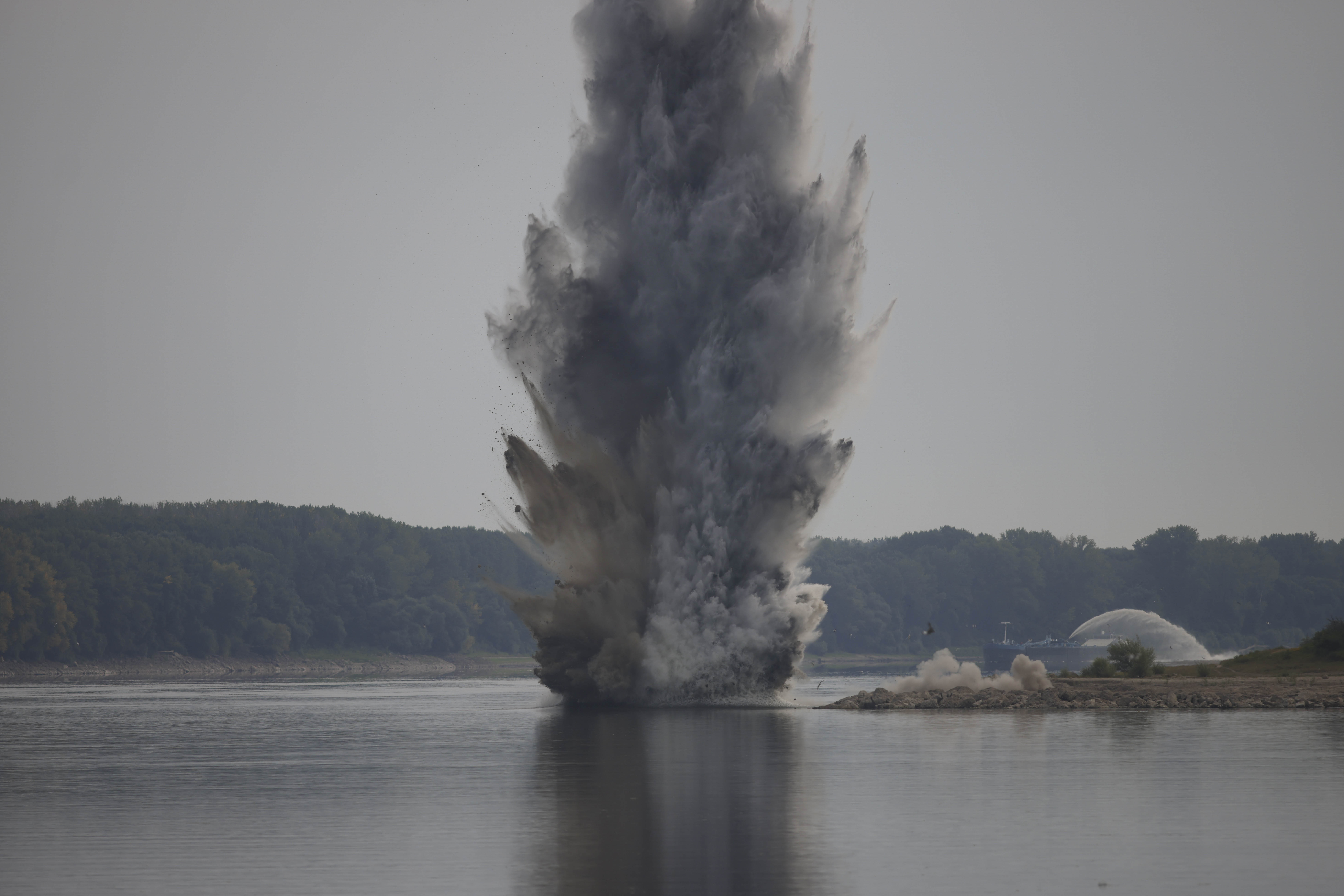 Stânca Pârjoaia, detonată controlat cu 180 kg de explozibil, pe Dunăre. Armata încearcă salvarea centralei de la Cernavodă