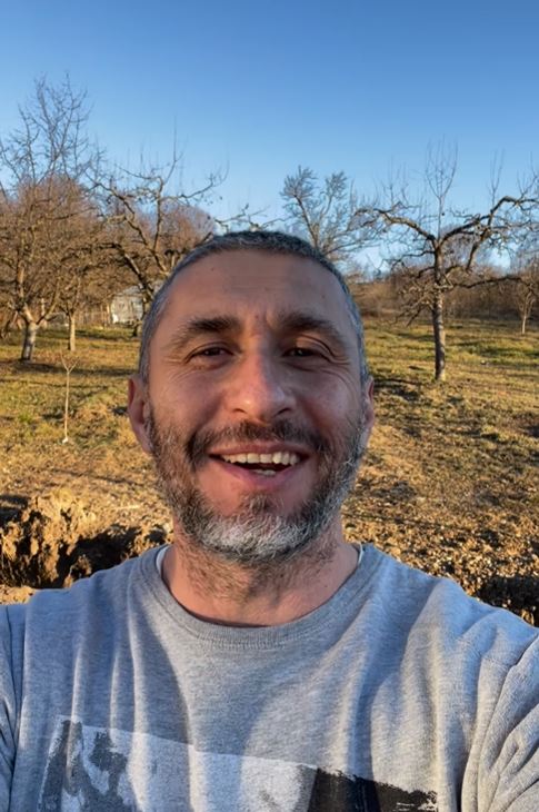 Imagini cu livada de la sat a lui Dragoș Bucur și a Danei Nălbaru. L-au implicat pe Kadri, fiul lor care nu merge la școală, în treburile gospodăriei