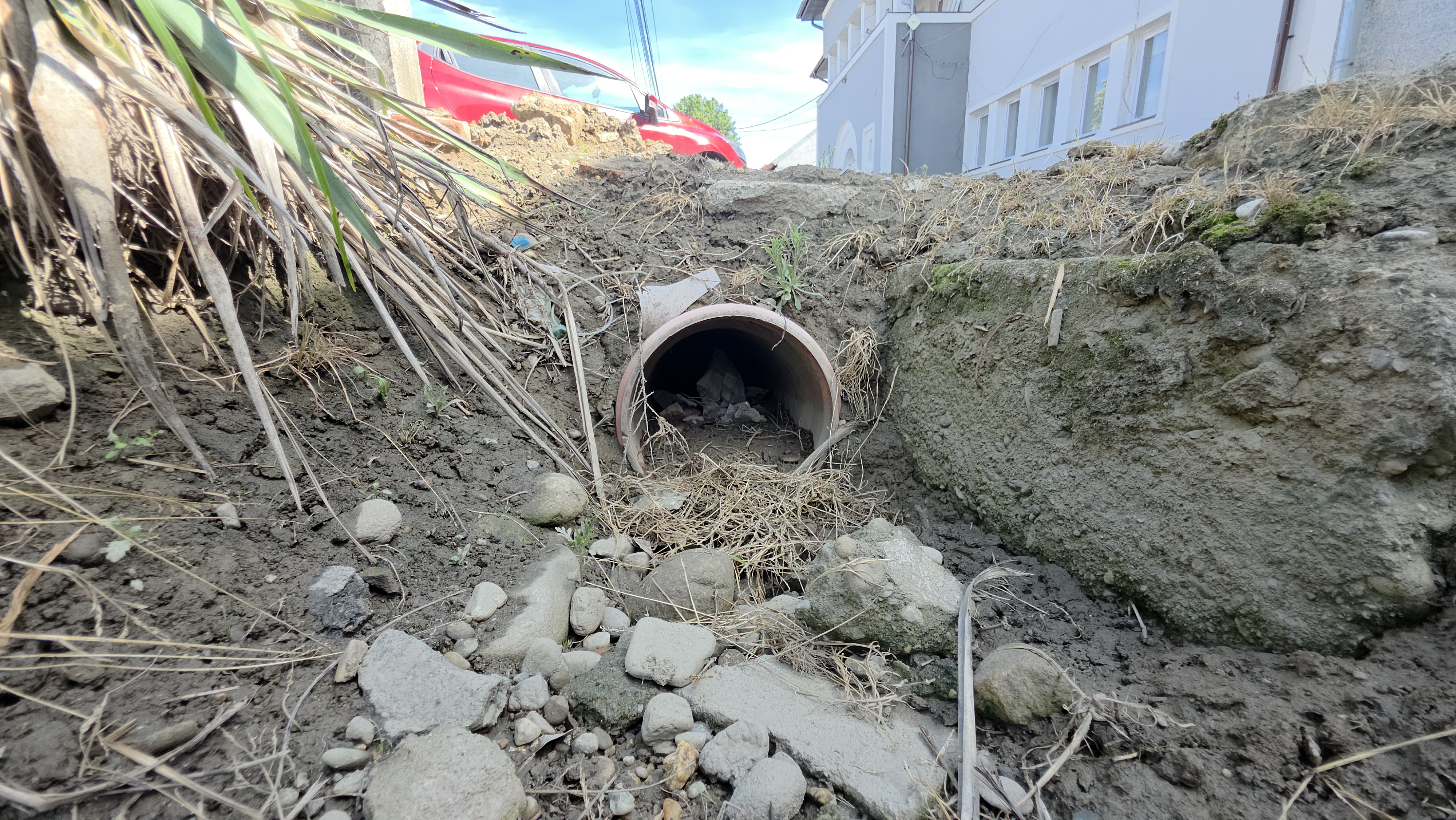 O româncă plecată la muncă în străinătate acuză primăria, cu care este vecină, că i-a umplut locuința de igrasie: „Tot ce am câștigat am investit în casă”. Explicația primarului