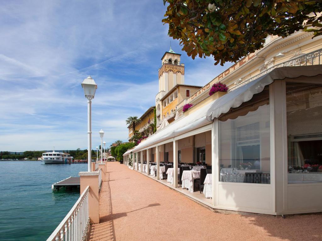 Frații Pavăl, doi dintre cei mai bogați români, cumpără un hotel istoric de pe malul lacului Garda, anunță presa din Italia