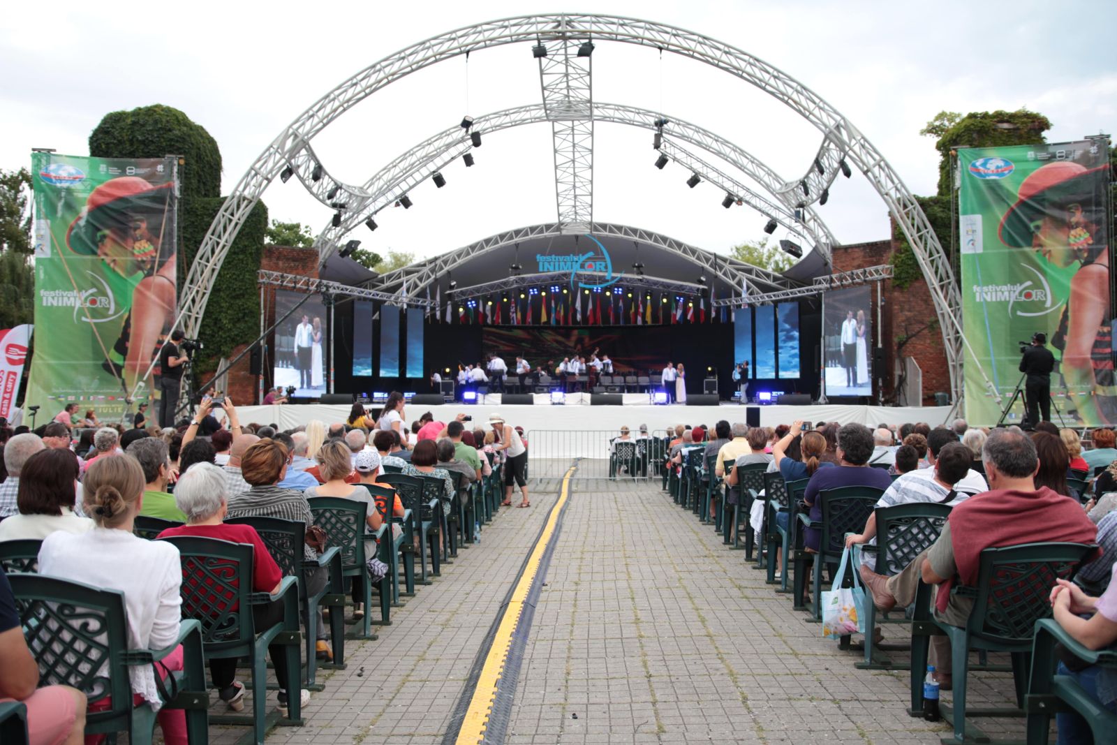 REPORTAJ: Primul festival folcloric din România sub patronajul UNESCO dedicat morților Revoluției din 1989: Festivalul Inimilor de la Timișoara