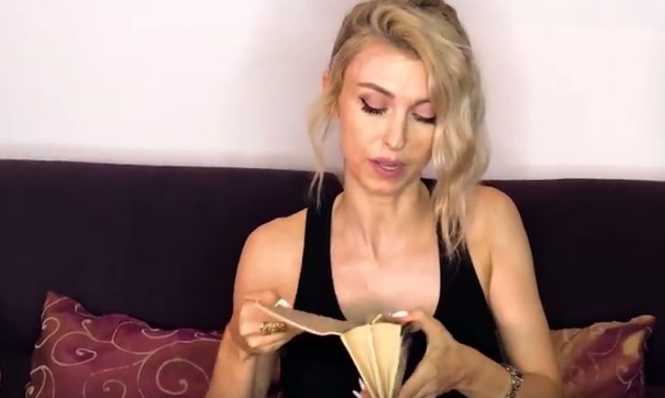 Ce are Andreea Bălan în geantă. "Mai slăbuț cu banii" | FOTO