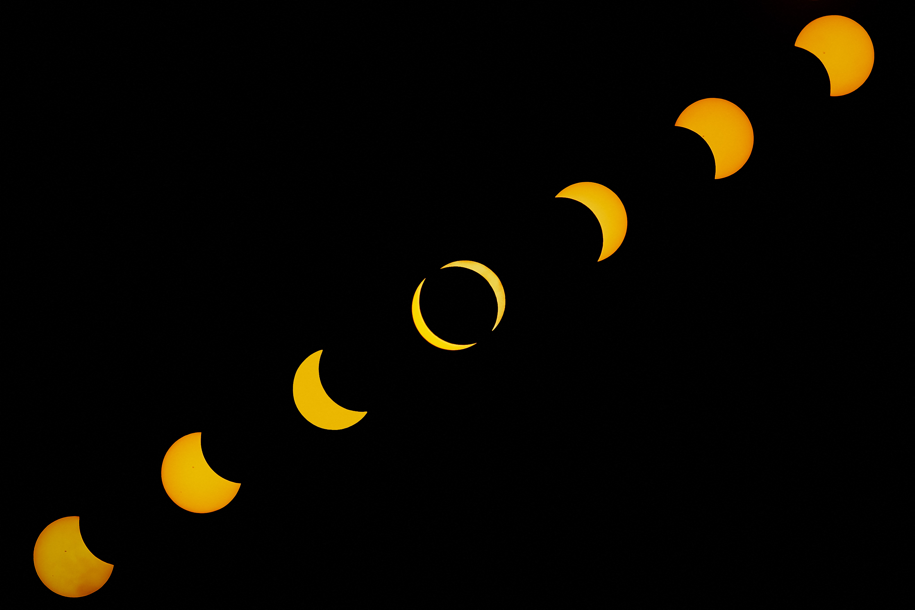 Cele mai spectaculoase 13 imagini cu eclipsa totală de Soare care a fost vizibilă în America de Nord