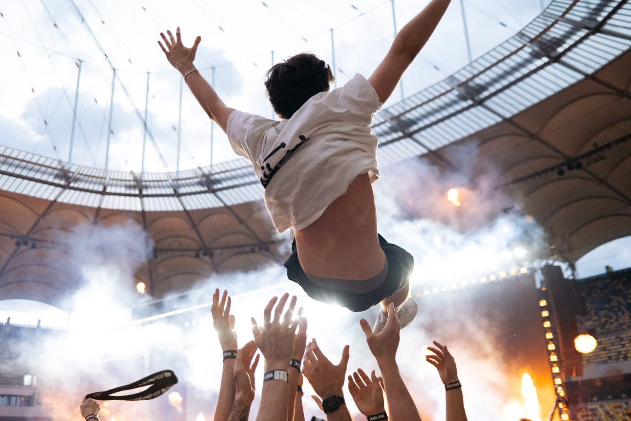 Imagini false cu „dezastrul” de după concertul lui Max Korzh pe Arena Națională din București, distribuite pe rețelele de socializare