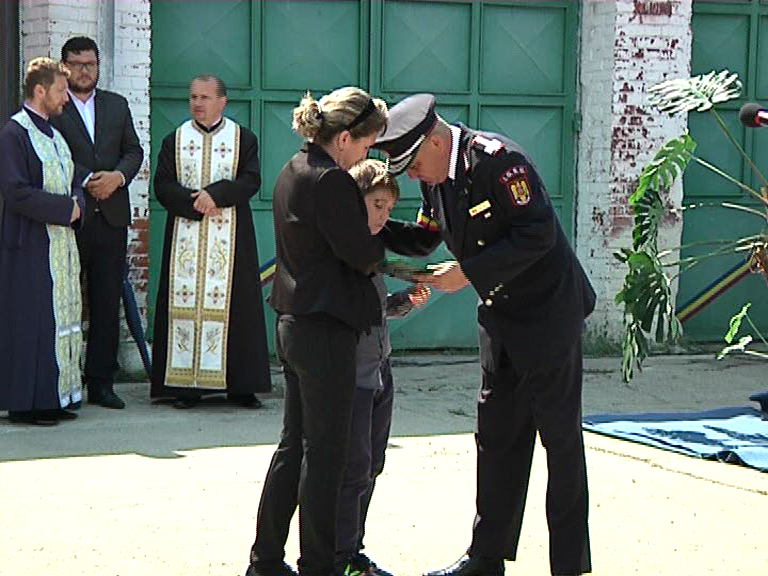 Ceremonie impresionantă pentru pompierul care a salvat trei vieți după ce a murit | GALERIE FOTO