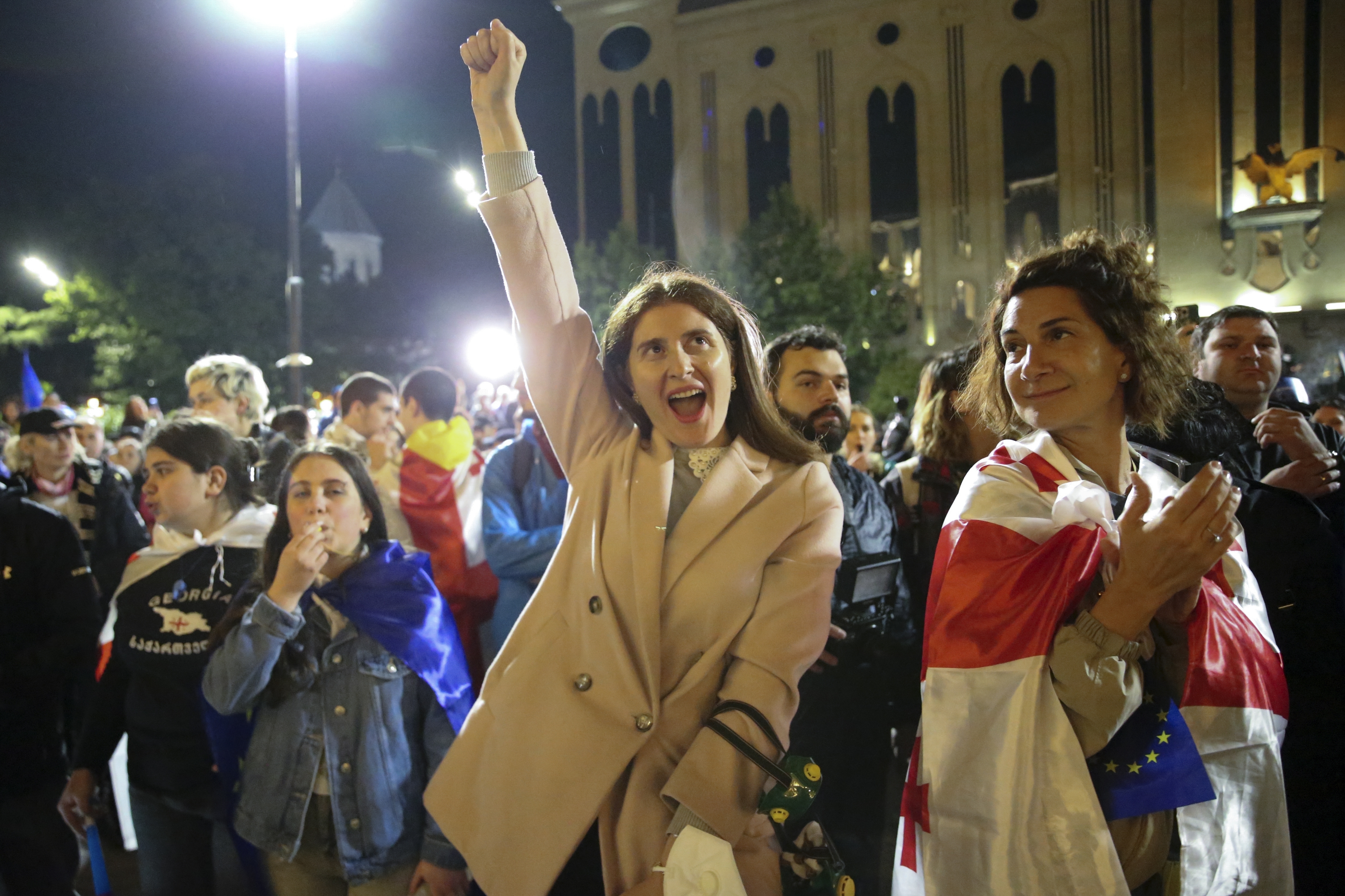 Proteste la Tbilisi, contra legii „agenților străini”. Mii de georgieni au stat peste noapte în faţa Parlamentului pentru a-i bloca luni pe deputați să intre la votul final