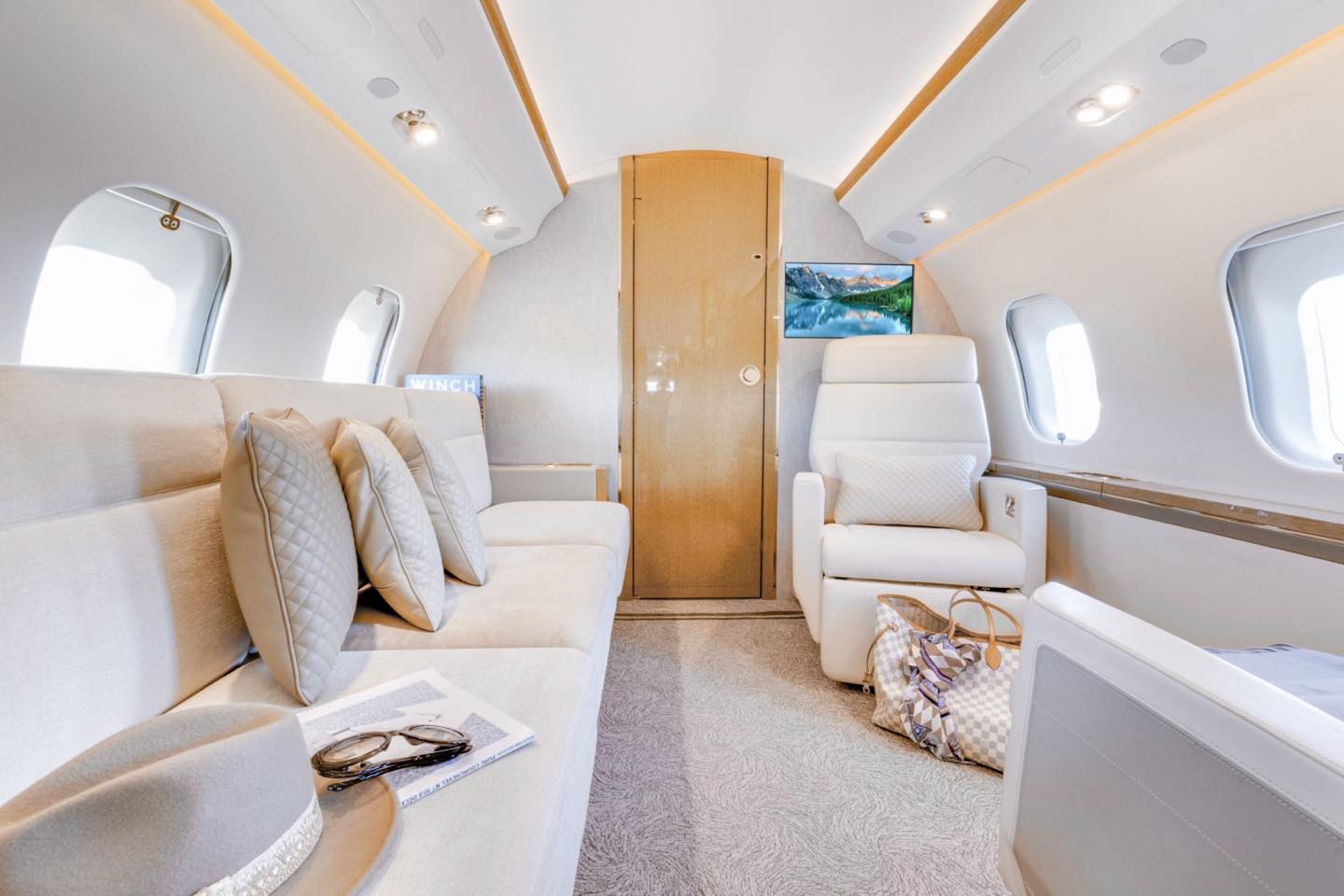 Klaus Iohannis a plecat la Adunarea Generală a ONU din SUA cu un avion privat. Ce dotări are aeronava închiriată - FOTO