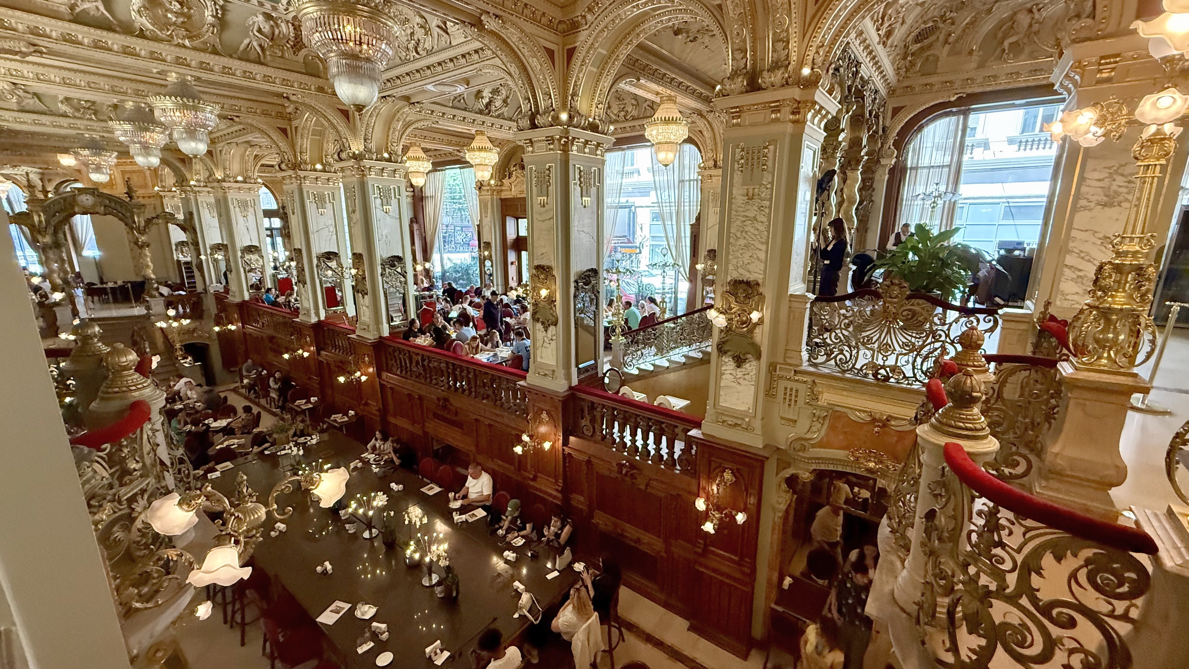 Cafeneaua unde turiștii stau și o oră la coadă. Este considerată cea mai frumoasă din lume și are prețuri pe măsură