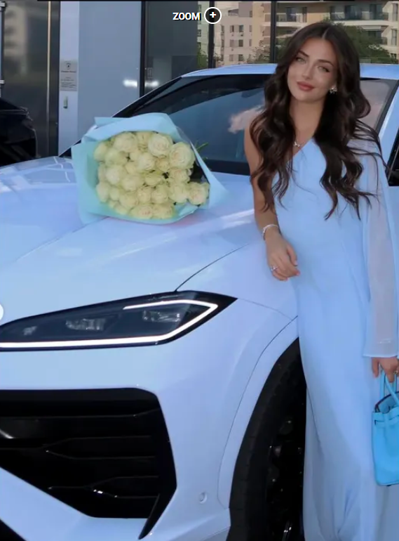 Andreea Bostănică a primit cadou un bolid de lux în valoare de 300.000 de euro. Imagini cu influencerița și bijuteria pe patru roți
