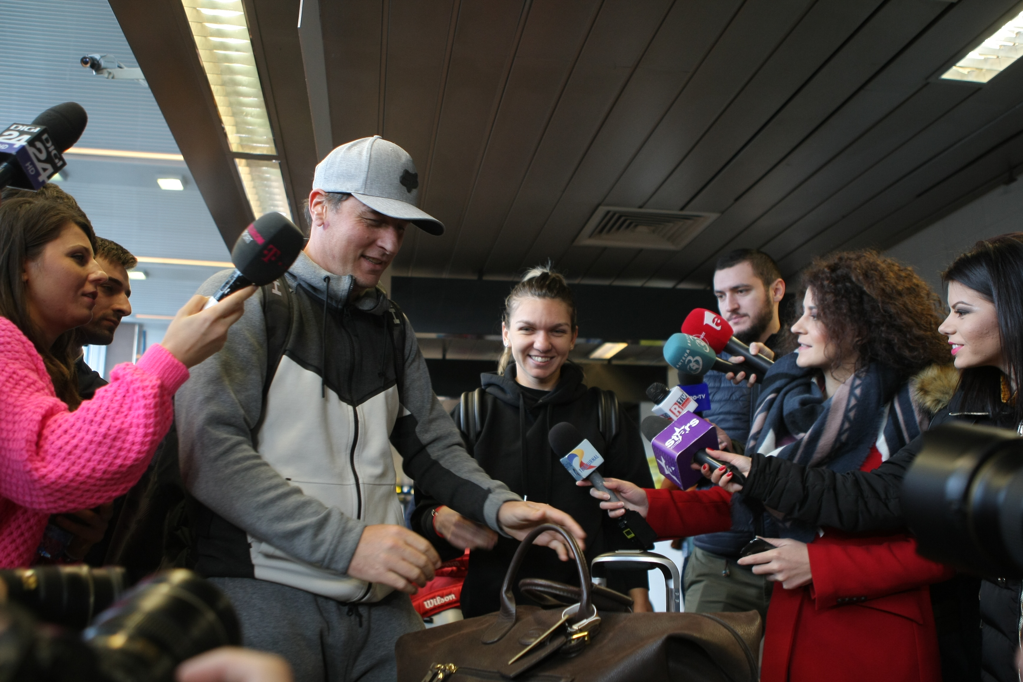 Simona Halep s-a întors acasă supărată și accidentată. A refuzat primirea la Salonul Oficial. Îmbulzeală la aeroport / GALERIE FOTO