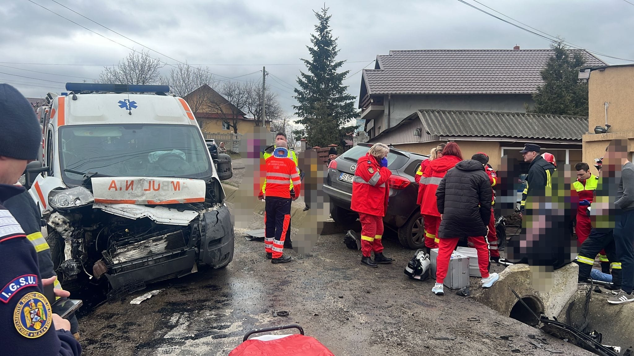 Cinci persoane au fost rănite după ce o mașină şi o ambulanţă s-au ciocnit în Iași