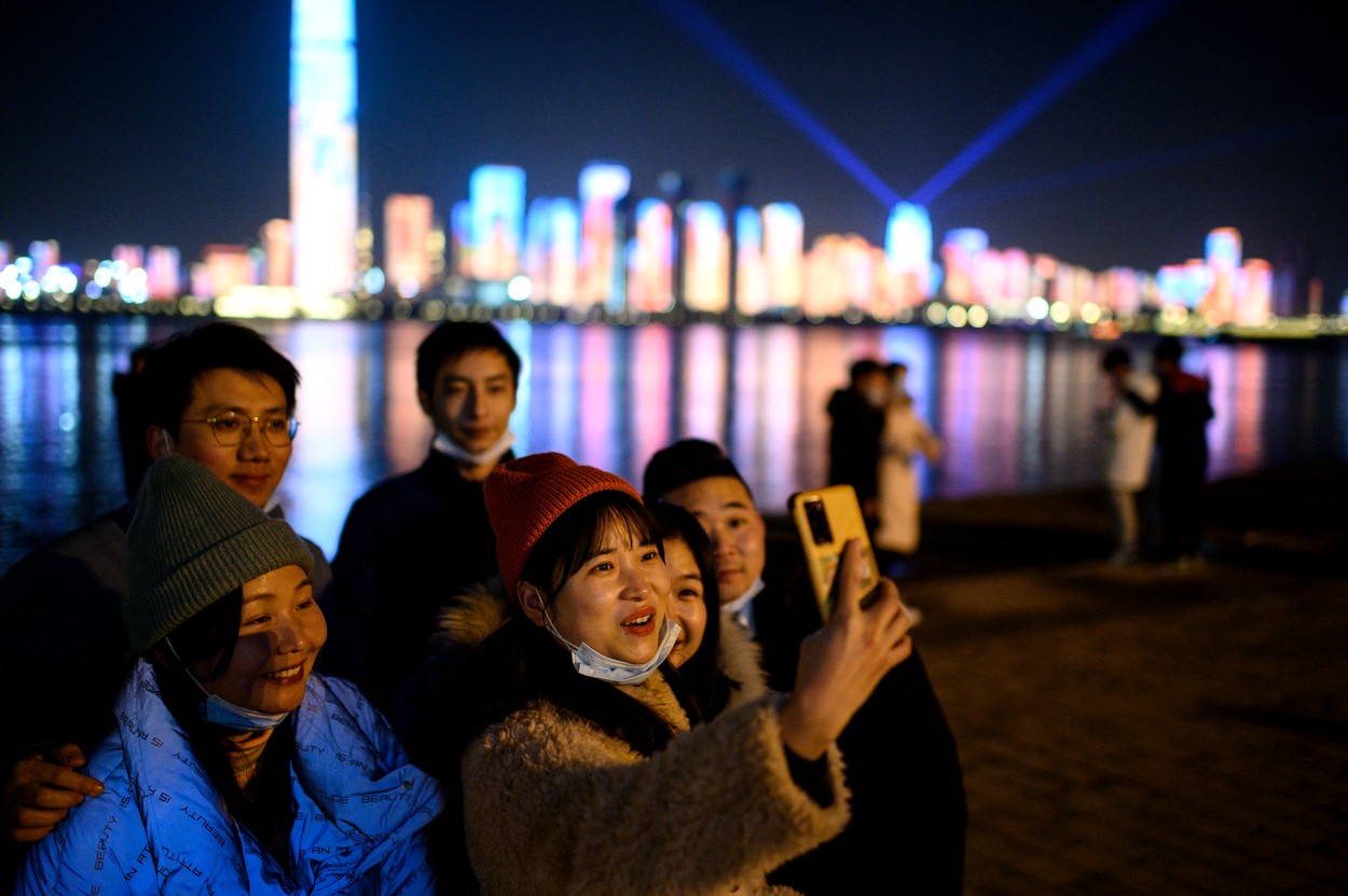 Locuitorii din Wuhan au celebrat Revelionul 2021 în stradă, în Hong Kong a fost anulat tradiționalul foc de artificii
