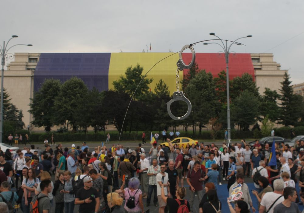FOTO&VIDEO/ Câteva mii de persoane au protestat în Piața Victoriei, joi seară