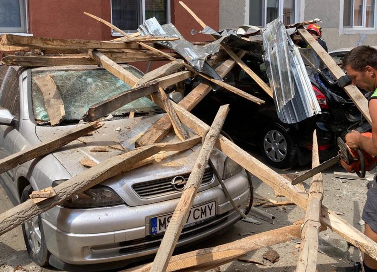 O vijelie scurtă a smuls acoperișul unui bloc din Alba și l-a trântit peste mașini. 10 autoturisme au fost avariate