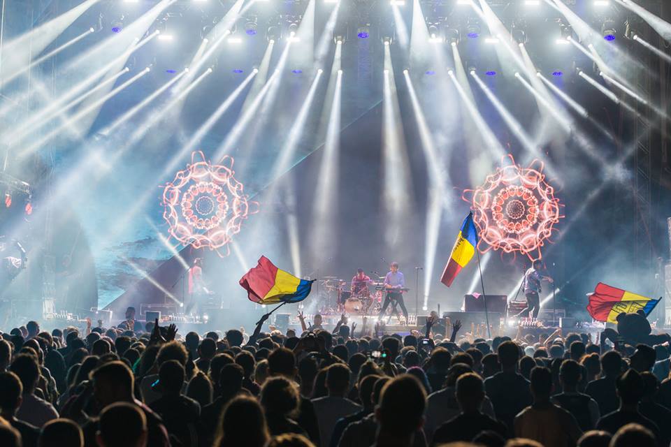 Electric Castle, a doua zi de concerte și de... ploaie | Chitaristul de la Enter Shikari, purtat pe brațe de spectatori