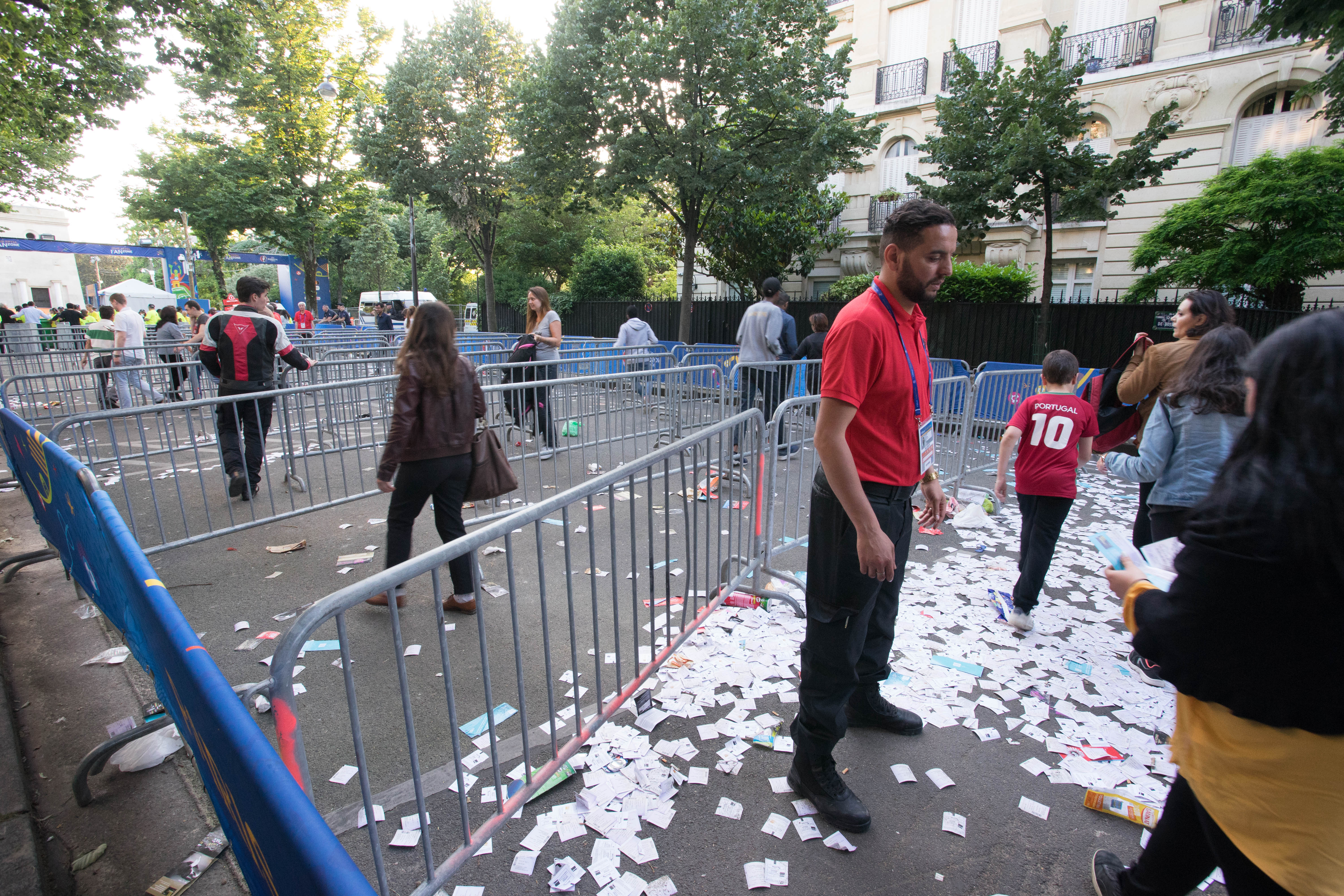 Euro 2016. ”Libertatea” a fost la fan-zonul uriaș din Paris, deschis cu un concert David Guetta, în prezența a zeci de mii de oameni. Securitate strictă / GALERIE FOTO și VIDEO