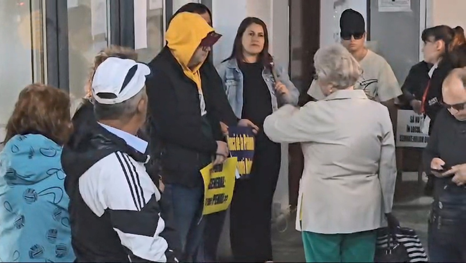 Protest la Biroul Electoral din Ploiești, după ce Iulian Dumitrescu, urmărit penal pentru mită, și-a depus candidatura la șefia CJ Prahova. Ce a decis PNL