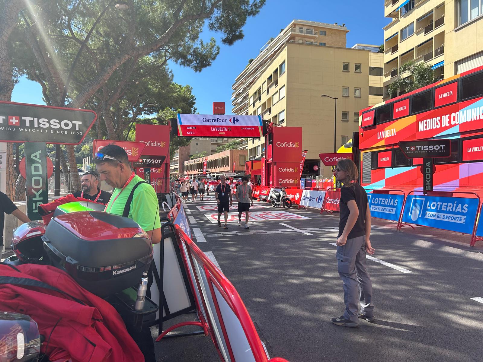 Echipele și-au blindat camioanele în care țin biciclete de 200.000 de euro, din cauza hoților români și bulgari: „Bande organizate au dat multe lovituri”. Reportaj în Port Hercule din Monte Carlo, înaintea startului La Vuelta 2026