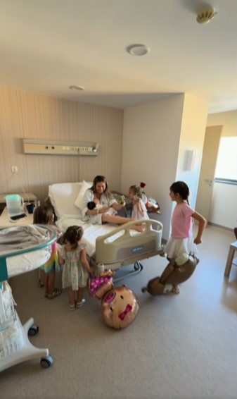 Filmarea emoționantă cu cele cinci fetițe ale Laurei Cosoi. Cum a fost prima întâlnire cu Nina și ce cadouri i-au adus la spital