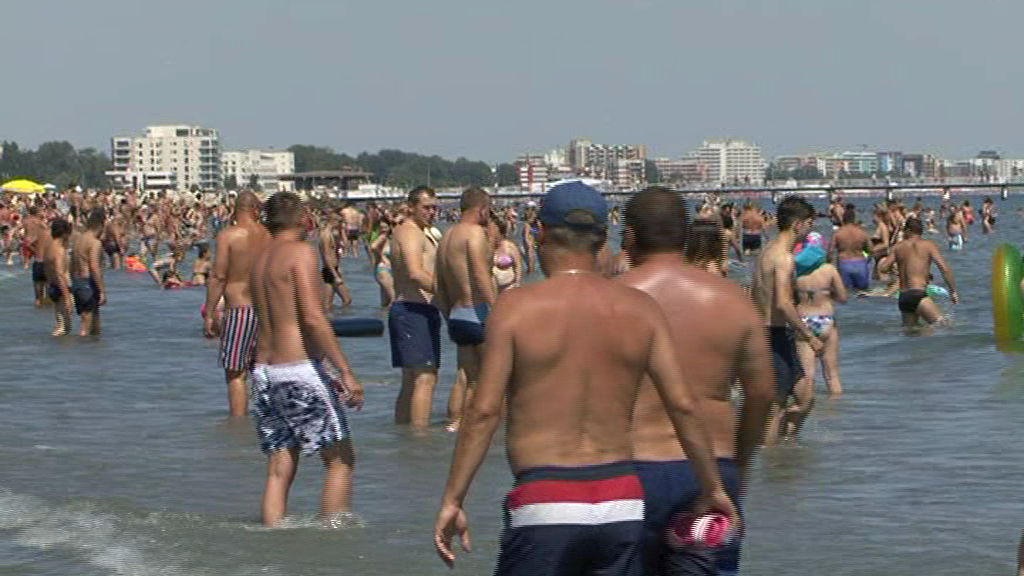Bunele maniere n-au mai încăput în bagaj! Turiștii se plimbă în slipi pe străzile orașului Constanța
