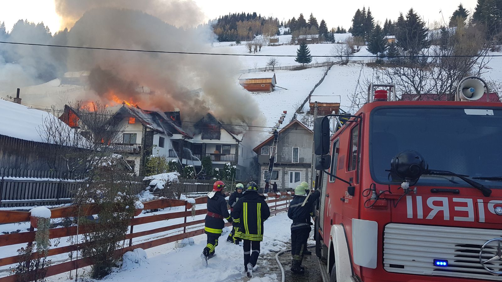 UPDATE: O casă şi o pensiune din Moieciu de Sus au luat foc. Incendiul, stins după mai bine de 13 ore| FOTO&VIDEO