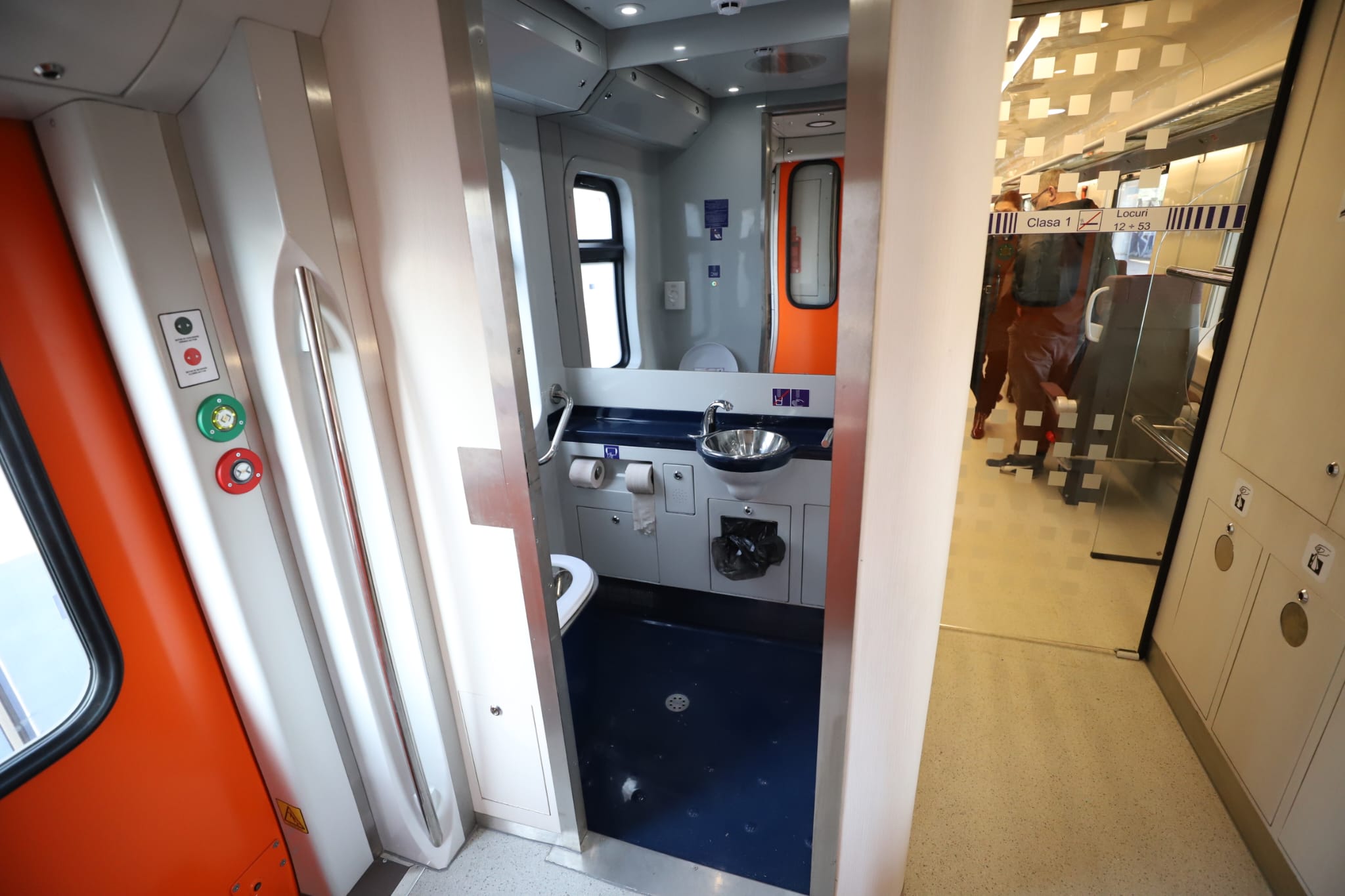 Viteză, confort și lift pentru persoane cu dizabilități. Primul tren modernizat complet circulă de astăzi pe ruta București-Constanța