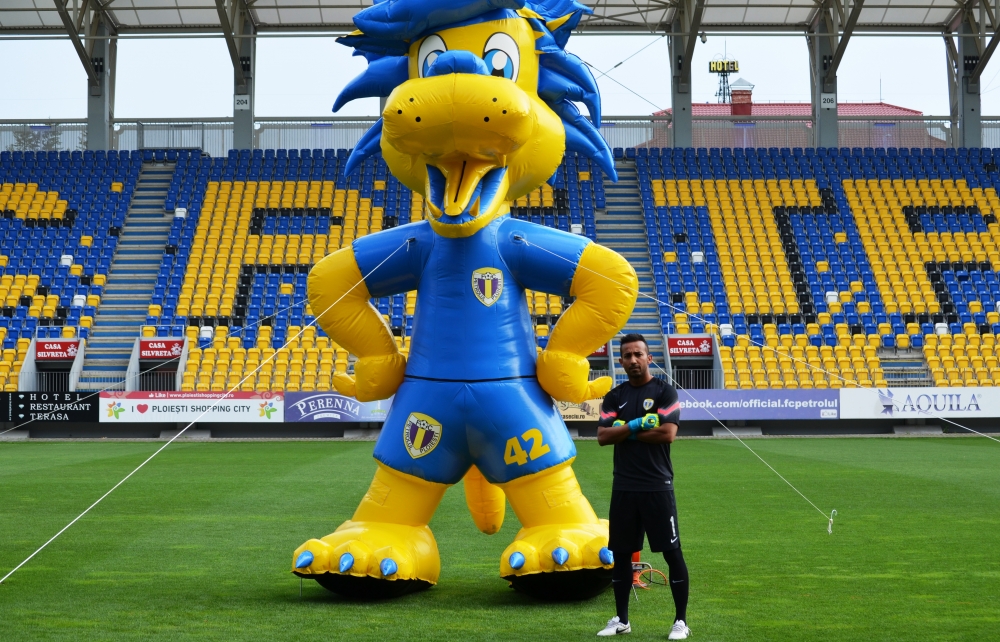 FOTO/ Mascota Lupino, vedeta ședinței foto a... ”lupilor”