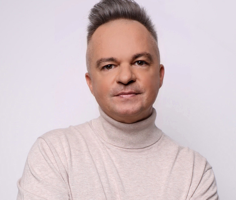 Cooky pilótaként kapott munkát: közéleti személyiségeket, sportolókat, valamint ismert és befolyásos embereket szállít majd