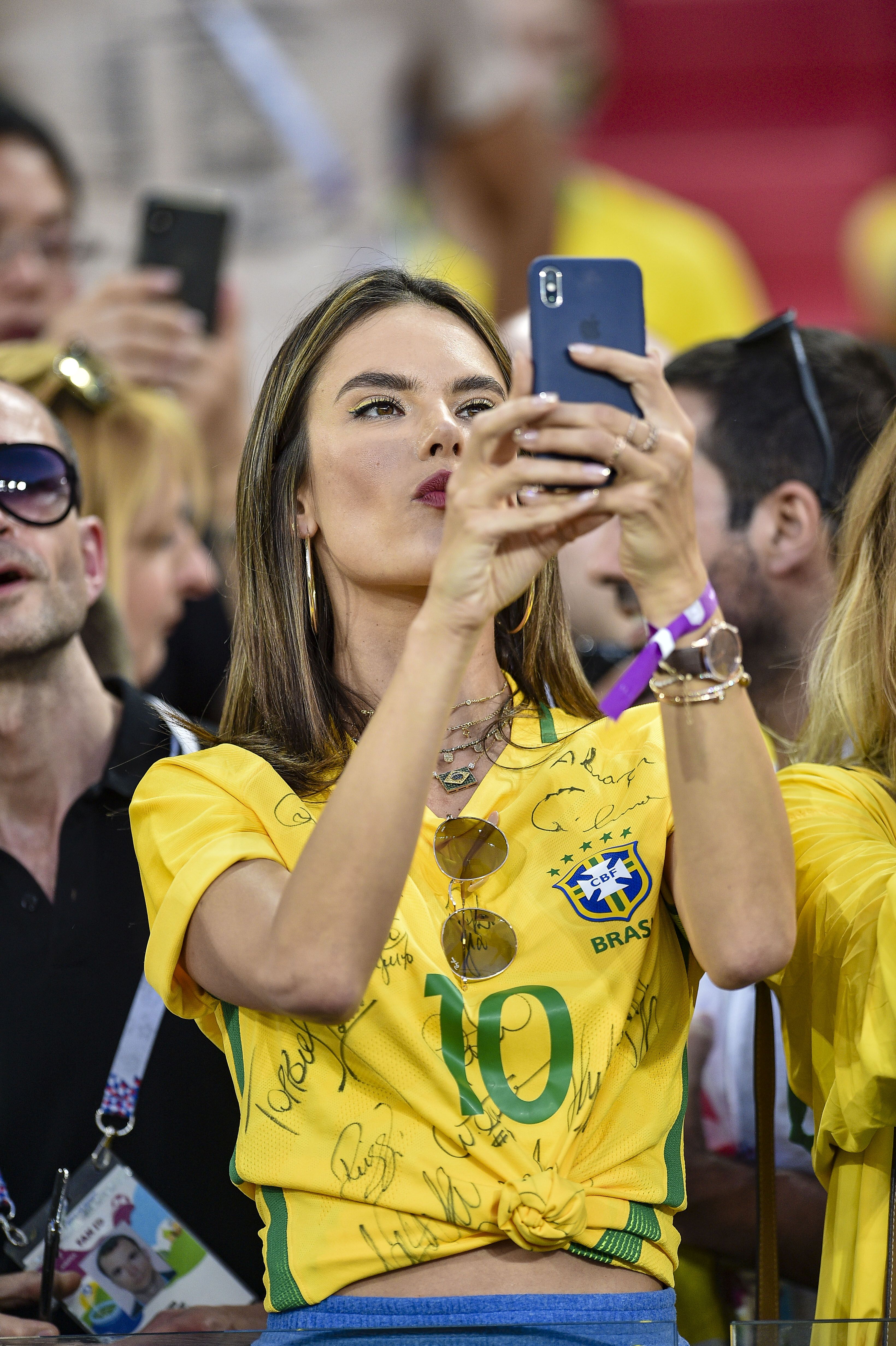 Fotbaliștii din naționala Braziliei sunt susținuți de iubite, soții și fotomodele celebre la Cupa Mondială de fotbal 2018 / GALERIE FOTO