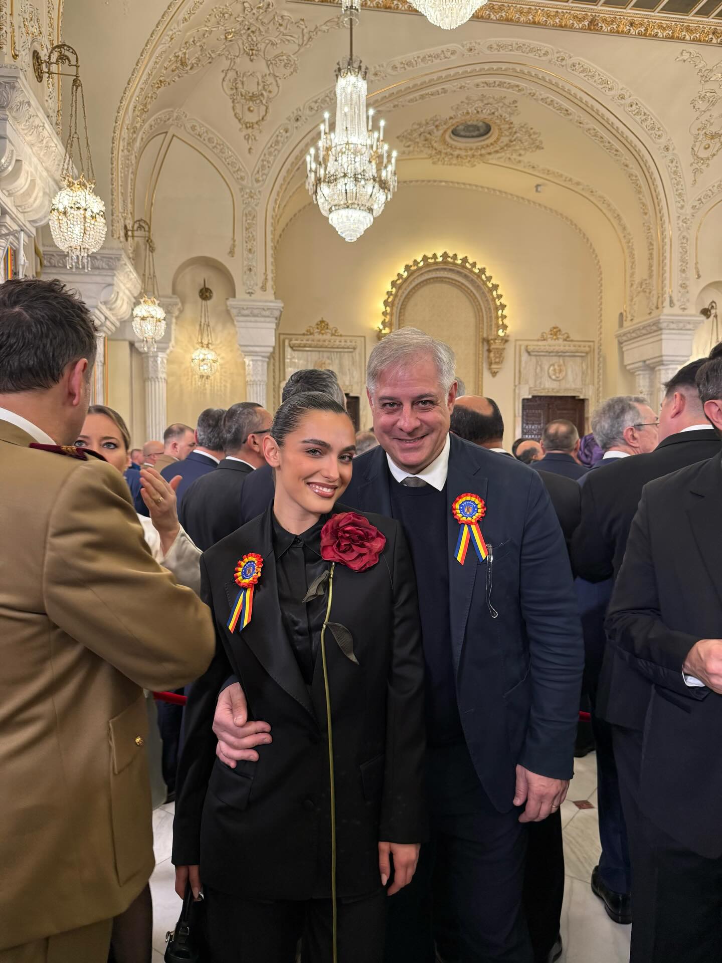 Mirabela Grădinaru, înconjurată de vedete la recepția de la Palatul Cotroceni de Ziua Națională. Partenera lui Nicușor Dan a purtat gri