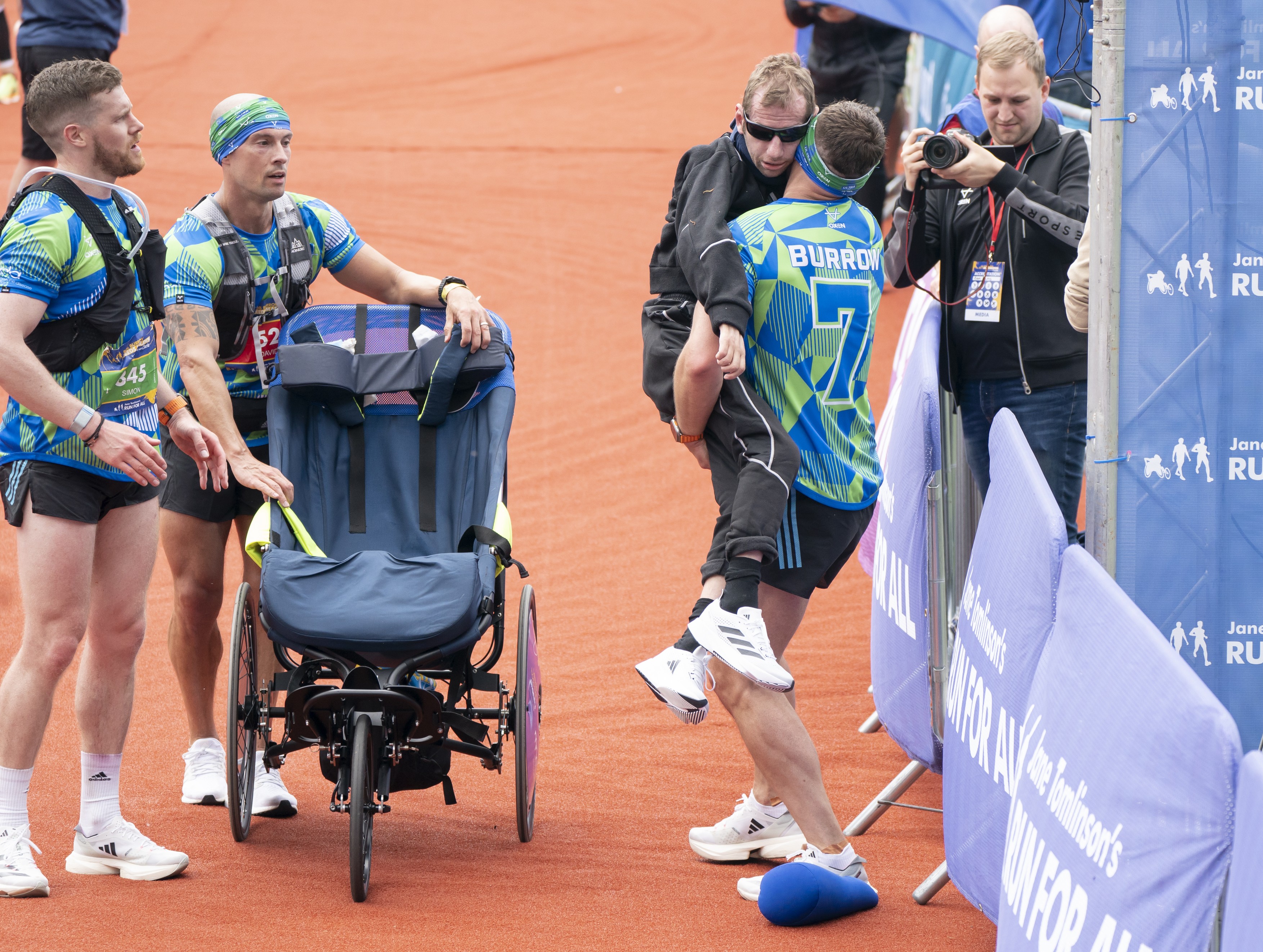 Momentul emoționant în care fostul mare jucător englez de rugby Rob Burrow, diagnosticat cu MND, este purtat pe brațe pe linia de sosire a maratonului din Leeds