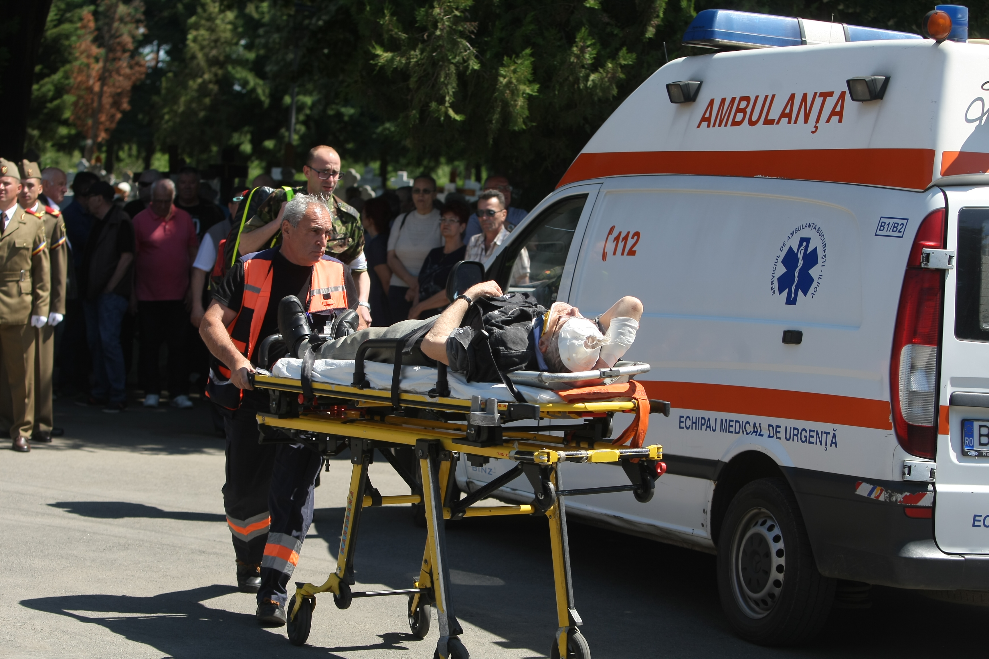 GALERIE FOTO&VIDEO/ Cristian Țopescu, înmormântat cu onoruri militare, la Cimitirul Ghencea Militar din București