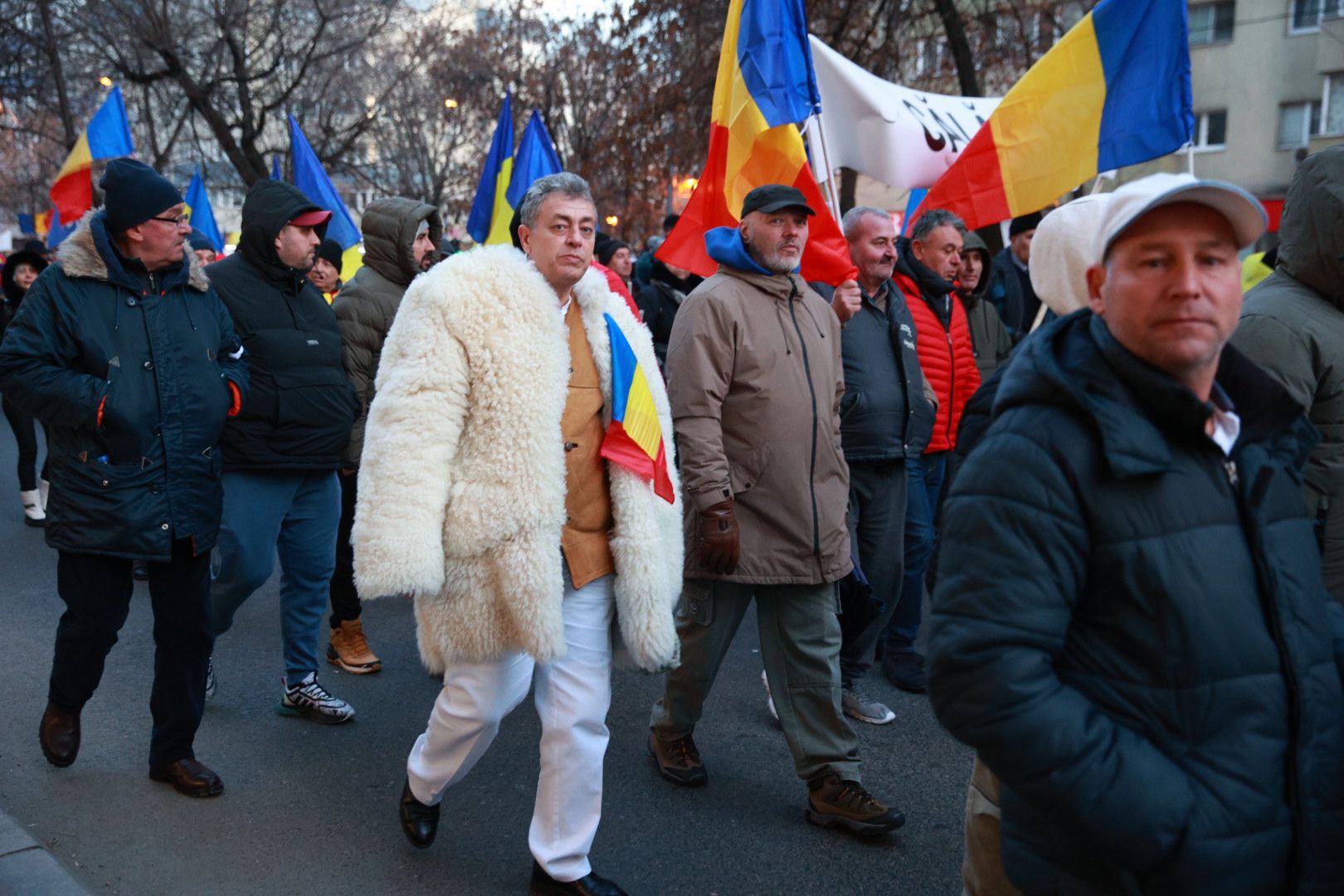 LIVE TEXT: Zeci de mii de oameni la protestul organizat de AUR în București. Mai mulți protestatari aveau asupra lor cuţite, bricege și substanţe interzise