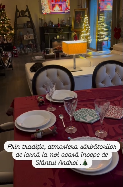 Imagini din casa Andreei Marin, decorată de Crăciun. În sufragerie are mai mulți brazi împodobiți, iar masa festivă e gata